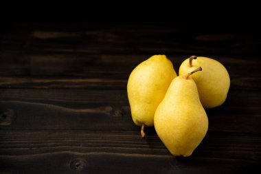 Eski ahşap tahta üzerinde sarı olgun taze armut
