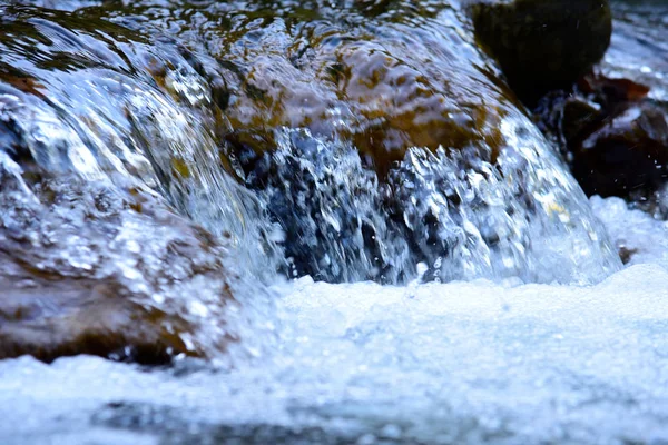 Superficie dell'acqua con increspature e riflessi di raggi solari — Foto Stock