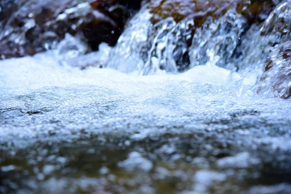 Superficie dell'acqua con increspature e riflessi di raggi solari — Foto Stock