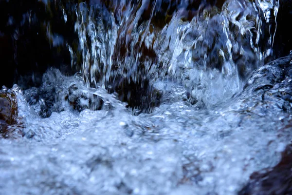 Superficie dell'acqua con increspature e riflessi di raggi solari — Foto Stock