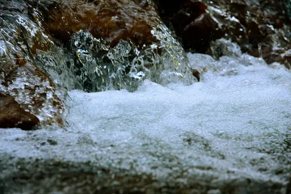Επιφάνεια νερού με κυματισμούς και ηλιαχτίδες αντανακλάσεις — Φωτογραφία Αρχείου
