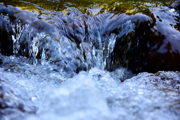 Povrch vody s vlnami a odrazy slunečních paprsků — Stock fotografie