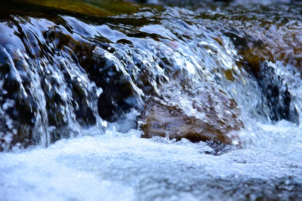 Superficie dell'acqua con increspature e riflessi di raggi solari — Foto Stock