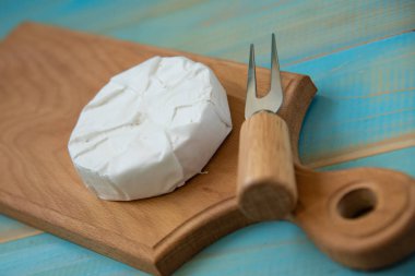 Camembert veya brie mavi ahşap arka plan üzerinde peynir