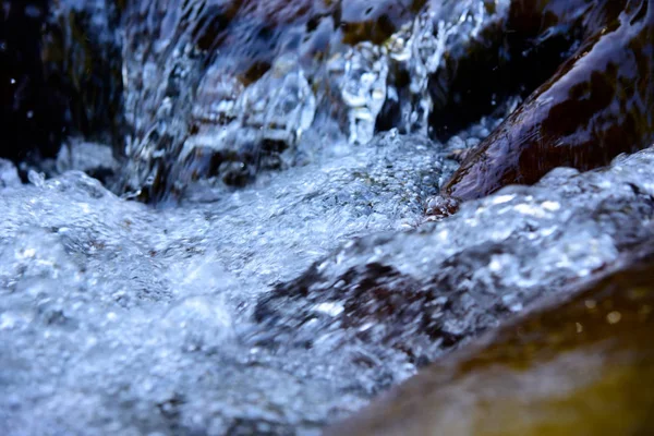 Superficie dell'acqua con increspature e riflessi di raggi solari — Foto Stock