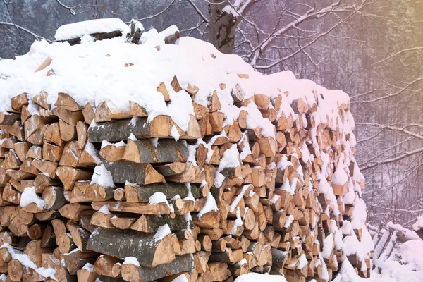 Порубленные дрова под снегом под открытым небом — стоковое фото