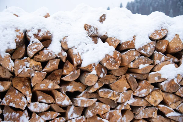 Порубленные дрова под снегом под открытым небом — стоковое фото