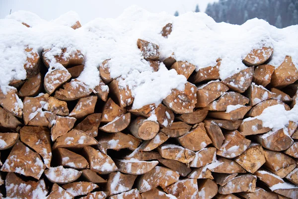 Brennholzvorrat unter Schnee im Freien Stockbild