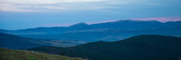 Hermoso atardecer dramático en las montañas otoño —  Fotos de Stock