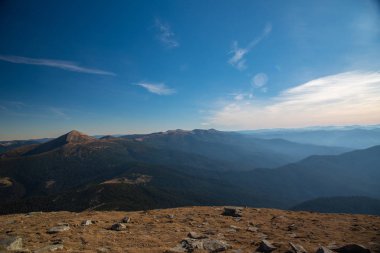 Panoramik pastoral dağ manzarası güneşli gün