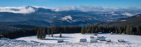 Hermosa vista panorámica de invierno montañas cubiertas de nieve —  Fotos de Stock