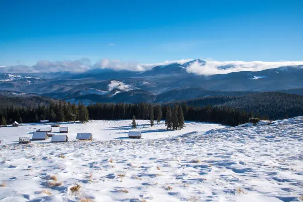 Hermosa vista panorámica de invierno montañas cubiertas de nieve —  Fotos de Stock