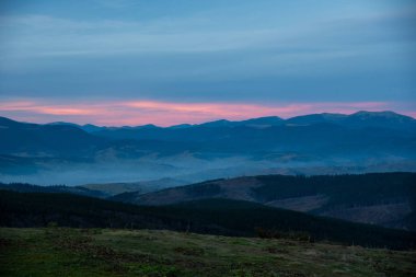 Güzel dramatik gün batımı dağlar sonbahar