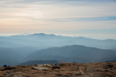 Panoramik pastoral dağ manzarası güneşli gün