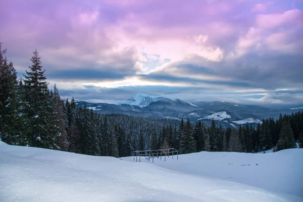 Hermosa vista panorámica de invierno montañas cubiertas de nieve —  Fotos de Stock