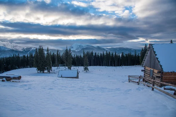 Hermosa vista panorámica de invierno montañas cubiertas de nieve —  Fotos de Stock