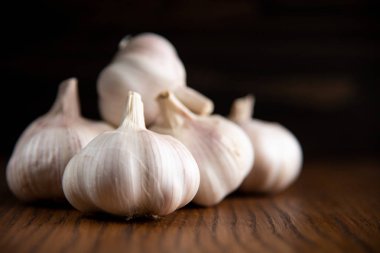 Sarımsak ampul ahşap antika arka plan üzerinde