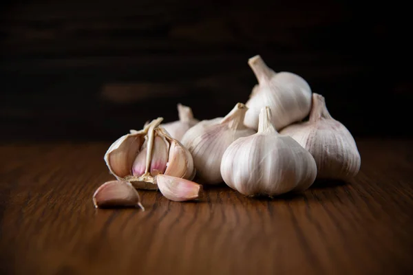 Knoflook bol op de houten vintage achtergrond — Stockfoto