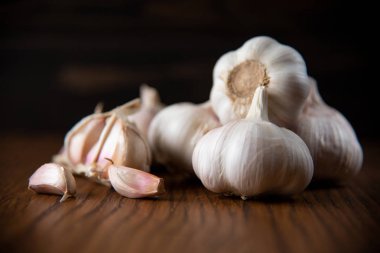 Sarımsak ampul ahşap antika arka plan üzerinde