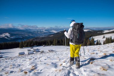 Kış dağlarda trekking sırt çantası kadınla