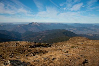 Panoramik pastoral dağ manzarası güneşli gün
