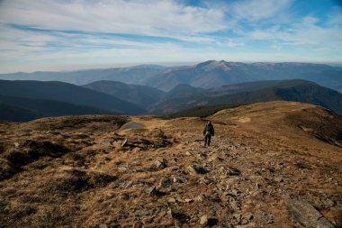 Panoramik pastoral dağ manzarası güneşli gün