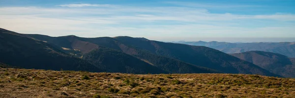 Vista panorámica del idílico paisaje montañoso en un día soleado —  Fotos de Stock