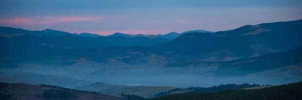 美丽的戏剧性的日落在山秋天 — 图库照片