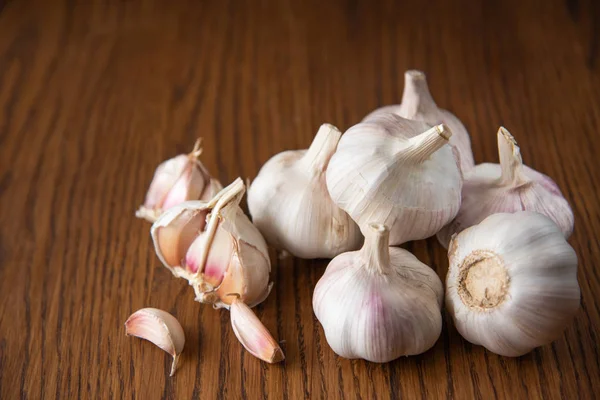 Sarımsak ampul ahşap antika arka plan üzerinde