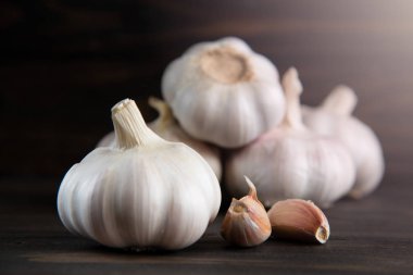 Sarımsak ampul ahşap antika arka plan üzerinde