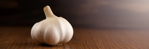 Garlic bulb on the wooden vintage background — Stock Photo, Image