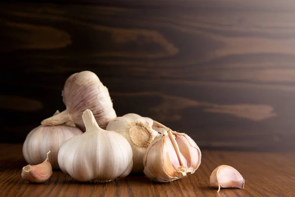 Garlic bulb on the wooden vintage background — Stock Photo, Image