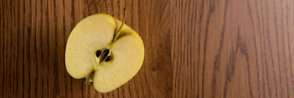 Ahşap antika arka plan üzerinde sarı elma — Stok fotoğraf