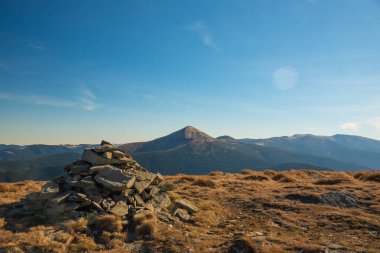 Panoramik pastoral dağ manzarası güneşli gün