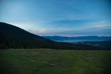 Güzel dramatik gün batımı dağlar sonbahar