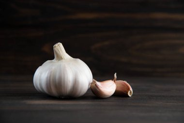 Sarımsak ampul ahşap antika arka plan üzerinde