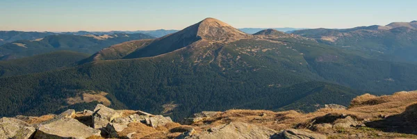 Панорамний вид на ідилічні гірські пейзажі в сонячний день — стокове фото