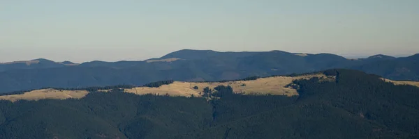 Vista panorámica del idílico paisaje montañoso en un día soleado —  Fotos de Stock