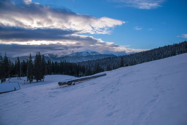 Beau coucher de soleil spectaculaire dans les montagnes hiver — Photo