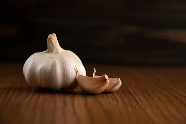 Knoblauchknolle auf dem hölzernen Vintage-Hintergrund — Stockfoto