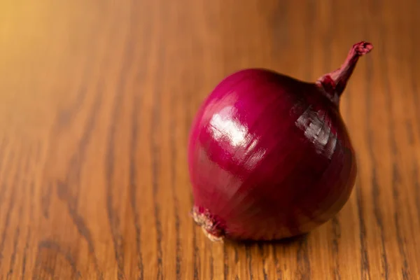 Fresh purple onion on dark wooden background. — Stock Photo, Image