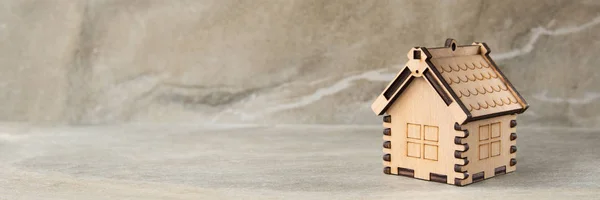 Миниатюра концепции недвижимости деревянного дома — стоковое фото