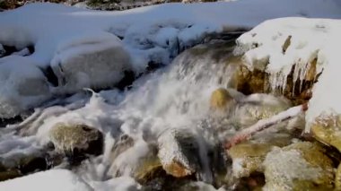 Kış dağ Nehri