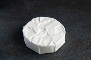 Peynir camembert veya brie koyu arka plan üzerinde