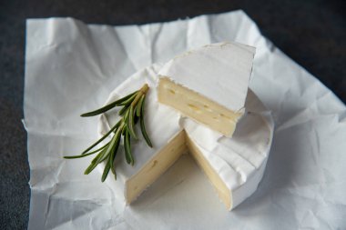 Peynir camembert veya brie taze biberiye ile