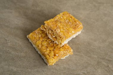 Mermer taş zemin üzerine müsli ve tahıl bar