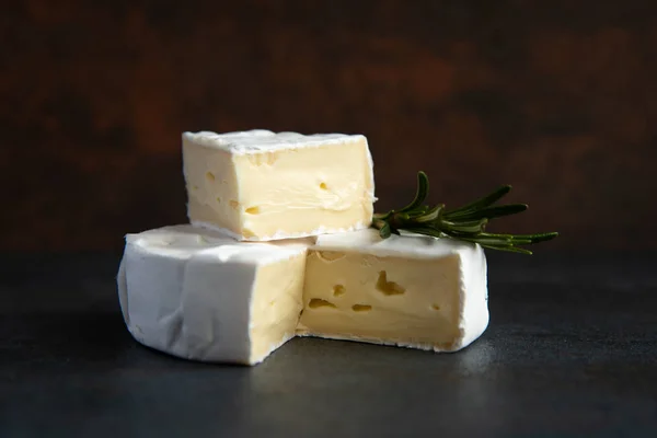 Peynir camembert veya brie taze biberiye ile — Stok fotoğraf