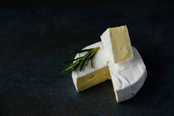 Käse Camembert oder Brie mit frischem Rosmarin — Stockfoto