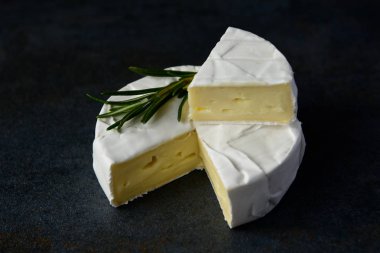 Peynir camembert veya brie taze biberiye ile