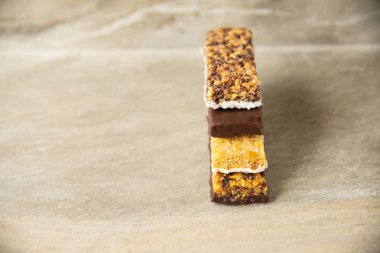 Mermer taş zemin üzerine çeşitli müsli Bar